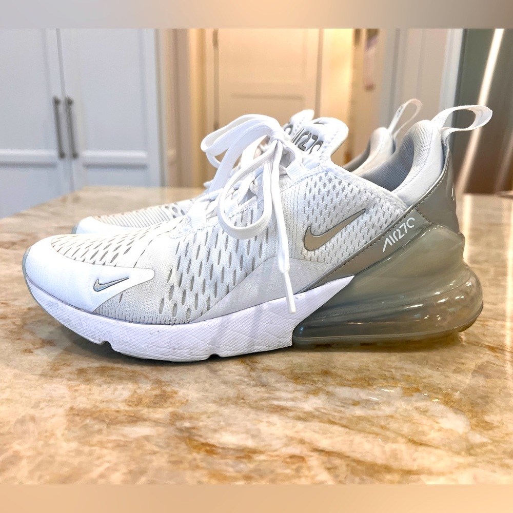 Women’s Nike Air Max 270 Size 9